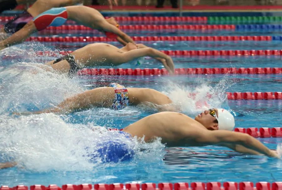 加泰电台：拉波尔塔想请前球员回诺坎普拍照，梅西不太可能去